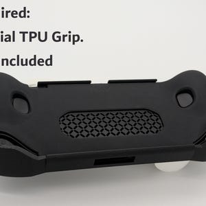 Pu&ograve; includere: Impugnatura in TPU nera per un dispositivo di gioco portatile. L'impugnatura ha un pannello posteriore strutturato e ritagli per pulsanti e porte. Il testo sull'immagine recita: Required: Official TPU Grip. Not Included.
