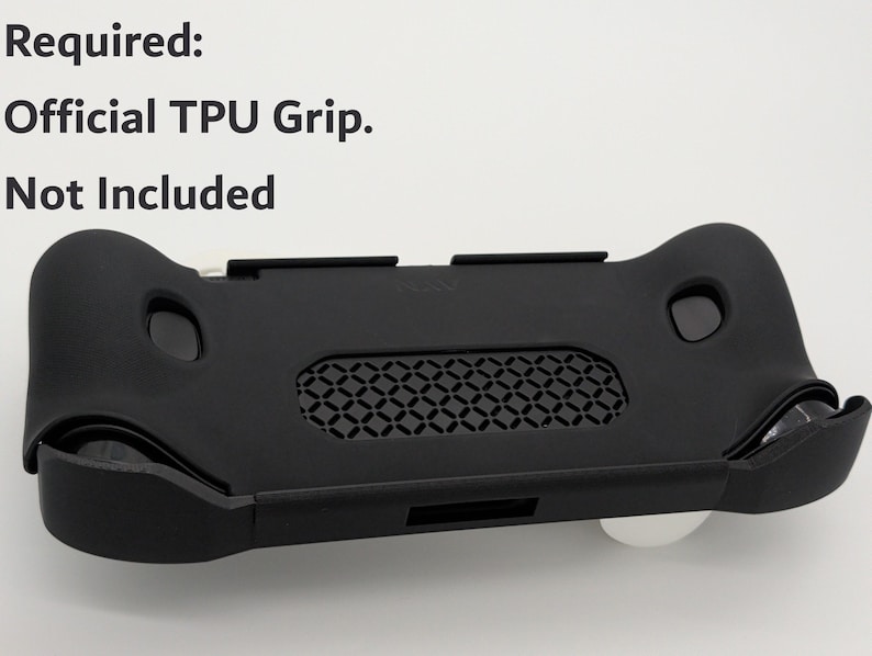 Pu&ograve; includere: Impugnatura in TPU nera per un dispositivo di gioco portatile. L'impugnatura ha un pannello posteriore strutturato e ritagli per pulsanti e porte. Il testo sull'immagine recita: Required: Official TPU Grip. Not Included.