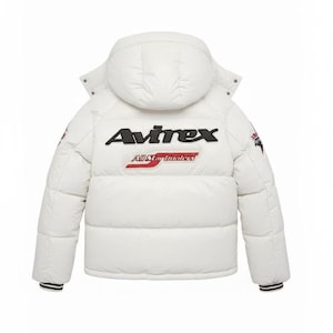 Puede incluir: Chaqueta acolchada blanca con capucha, con el logo "Avirex" en negro y rojo en la espalda. La chaqueta tiene un dise&ntilde;o acolchado, pu&ntilde;os a rayas blancas y negras y peque&ntilde;os parches en las mangas.
