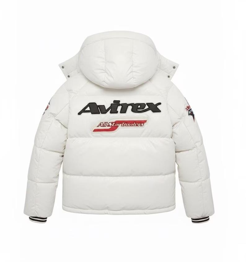 Puede incluir: Chaqueta acolchada blanca con capucha, con el logo "Avirex" en negro y rojo en la espalda. La chaqueta tiene un dise&ntilde;o acolchado, pu&ntilde;os a rayas blancas y negras y peque&ntilde;os parches en las mangas.