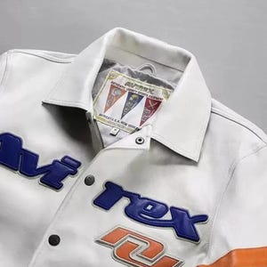 Puede incluir: Una taza de cer&aacute;mica blanca con un asa negra y el texto "But First, Coffee" en negro y negrita. La taza est&aacute; sobre una superficie de madera. La taza mide aproximadamente 10 cm de alto.