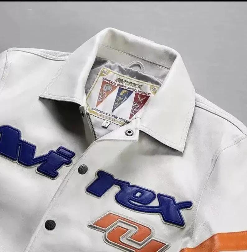 Puede incluir: Una taza de cer&aacute;mica blanca con un asa negra y el texto "But First, Coffee" en negro y negrita. La taza est&aacute; sobre una superficie de madera. La taza mide aproximadamente 10 cm de alto.