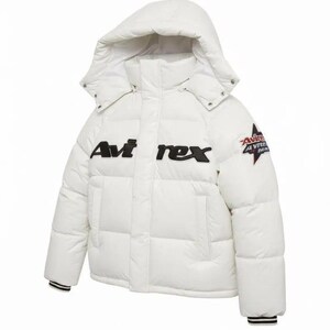 Puede incluir: Una chaqueta acolchada blanca con capucha. La chaqueta presenta el texto "Avi rex" en negro en el pecho y un logotipo de estrella en la parte superior del brazo. Los pu&ntilde;os tienen rayas negras y blancas.