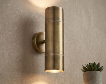 Aplique de pared minimalista de latón, aplique industrial cilíndrico dorado, iluminación interior moderna, accesorio de latón acabado a mano, decoración minimalista para el hogar.