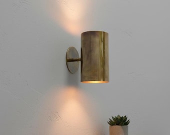Aplique de pared minimalista de latón, aplique industrial cilíndrico dorado, iluminación interior moderna, accesorio de latón acabado a mano, decoración minimalista para el hogar.