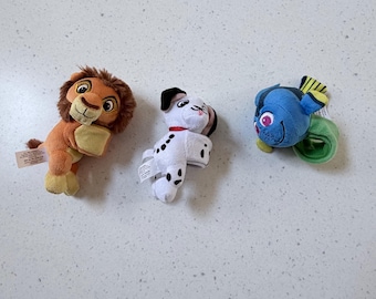 Paquete de mini peluches Disney: Mufasa, 101 dálmatas y Dory Cutie Cuff