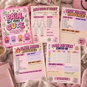 Puede incluir: Un conjunto de cinco hojas de papel impresas para el seguimiento del dolor crónico, con diseños en rosa y amarillo pastel y detalles florales. Las páginas incluyen secciones tituladas Pain But Make It Cute, How Bad Is It Today, What The Hell Happened, Flare Mode Activated y Pain Pattern Check-In con varias casillas de verificación y campos para rellenar.