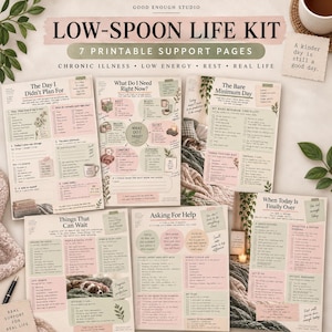 Puede incluir: Un kit de vida de baja energía que incluye siete páginas de apoyo imprimibles con listas de verificación y sugerencias en colores pastel suaves. Las páginas incluyen títulos como The Day I Didn't Plan For, What Do I Need Right Now, The Bare Minimum Day, Things That Can Wait, Asking For Help y When Today Is Finally Over.