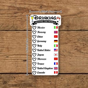 Op de afbeelding: Een witte rechthoekige sticker met afgeronde bovenhoeken met de tekst Drinking Around The World, een lijst van elf landen, Mickey Mouse-hoofdpictogrammen en nationale vlaggen. Het meet 4,7 cm bij 9,3 cm zoals aangegeven door de lijnen.