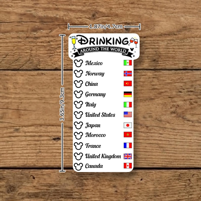 Op de afbeelding: Een witte rechthoekige sticker met afgeronde bovenhoeken met de tekst Drinking Around The World, een lijst van elf landen, Mickey Mouse-hoofdpictogrammen en nationale vlaggen. Het meet 4,7 cm bij 9,3 cm zoals aangegeven door de lijnen.