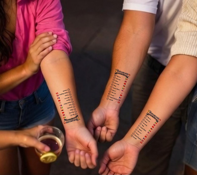 Op de afbeelding: Drie tijdelijke tatoeages op onderarmen, elk met een verticale lijst getiteld "DRINKING AROUND THE WORLD" met landnamen, bijbehorende nationale vlaggen en lege hartpictogrammen voor het bijhouden van de consumptie tijdens evenementen.
