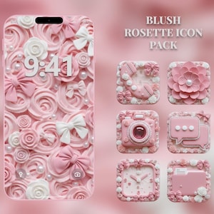 Pode incluir: Uma capa de telefone rosa e um pacote de ícones com um design de roseta blush. A capa do telefone apresenta laços, rosas e pérolas. O pacote de ícones inclui ícones de câmera, relógio e flores. O texto "BLUSH ROSETTE ICON PACK" é exibido.