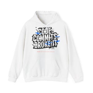 Op de afbeelding: Witte hoodie met een voorzak. De voorkant heeft de tekst "CODE COMMITS BROKEN" in een pixelachtige stijl met blauwe lijnen. Daaronder staat de tekst "EDNO 404: handmade and hand cut."