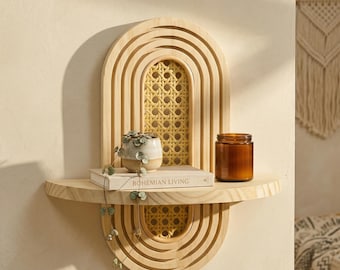 Mensola a muro galleggiante in stile boho con dettagli in rattan, mensola rustica in legno per l'arredamento di casa.