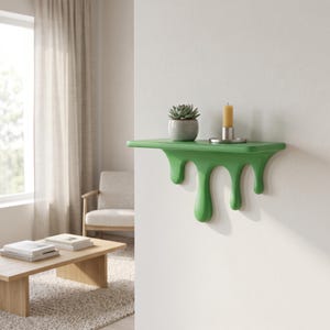 Peut inclure: Une étagère murale vert vif présentant un design en forme de gouttes coulantes sur le bord avant. La surface supérieure plate supporte une petite plante succulente en pot gris et une bougie pilier jaune dans un bougeoir métallique simple.