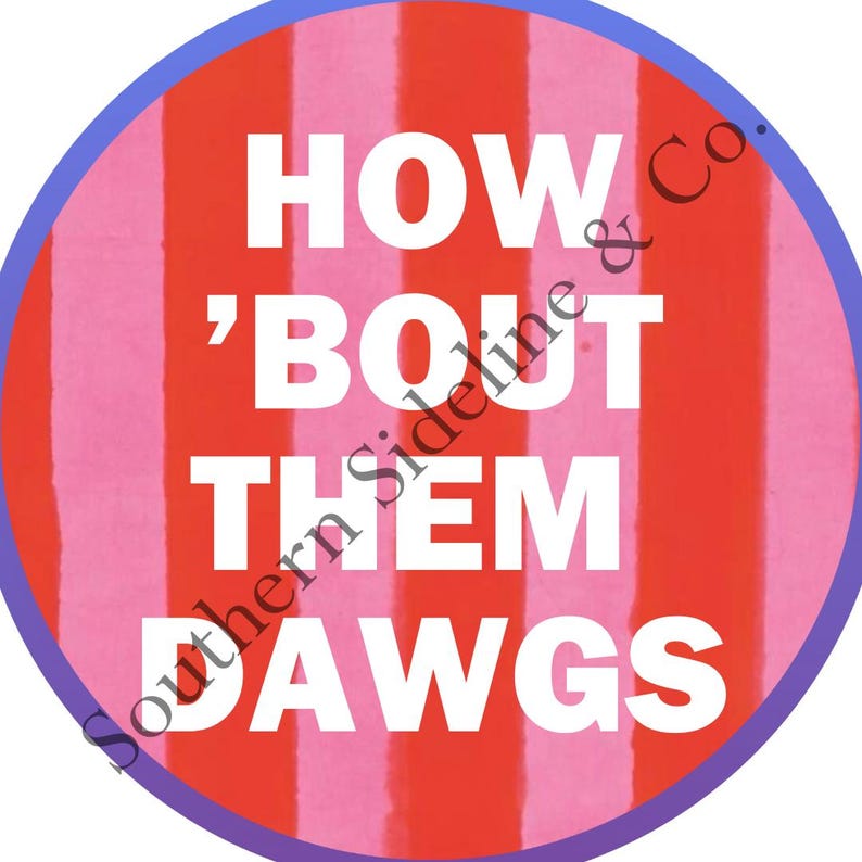 K&ouml;nnte beinhalten: Ein runder Aufkleber mit einem rot-rosa gestreiften Hintergrund und den wei&szlig;en Worten "HOW 'BOUT THEM DAWGS". Der Aufkleber hat einen lila Rand und die Worte "Southern Sideline & Co." sind am Rand geschrieben.