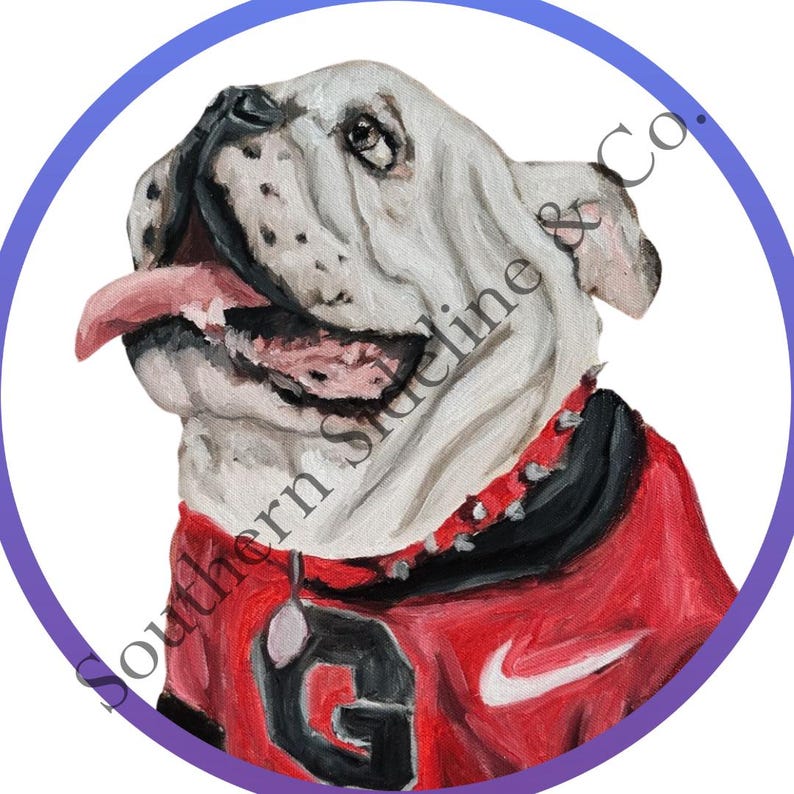 K&ouml;nnte beinhalten: Gemaltes Portr&auml;t einer wei&szlig;en Bulldogge, die ein rot-schwarzes Trikot mit dem Buchstaben "G" und einem Nike-Logo tr&auml;gt. Der Hund hat eine rosa Zunge und befindet sich in einem blau-violetten Kreis. Der Text "Southern Sideline & Co." befindet sich auf dem Bild.