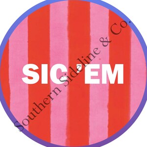 K&ouml;nnte beinhalten: Kreisf&ouml;rmiges Design mit einem rot-rosa gestreiften Hintergrund, einem blauen Rand und dem wei&szlig;en Text "SIC EM". Die Worte "Southern Sideline & Co." sind diagonal &uuml;ber das Bild geschrieben.