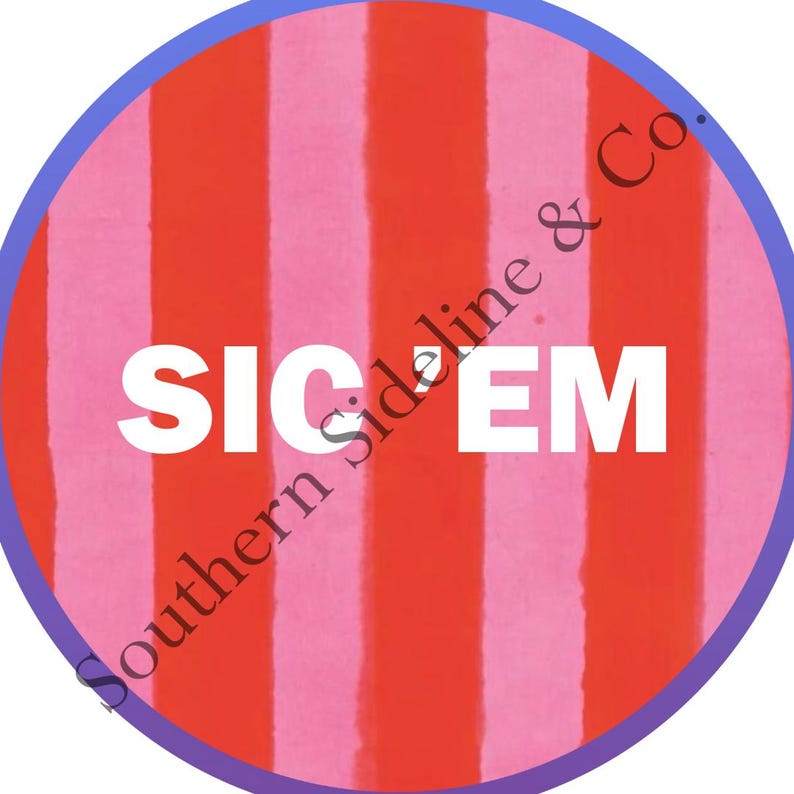 K&ouml;nnte beinhalten: Kreisf&ouml;rmiges Design mit einem rot-rosa gestreiften Hintergrund, einem blauen Rand und dem wei&szlig;en Text "SIC EM". Die Worte "Southern Sideline & Co." sind diagonal &uuml;ber das Bild geschrieben.