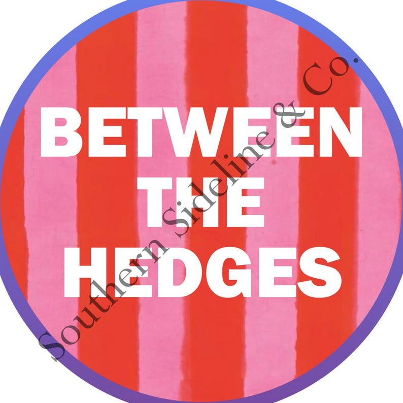 K&ouml;nnte beinhalten: Ein kreisf&ouml;rmiges Grafikdesign mit einem rot-rosa gestreiften Hintergrund, einem blauen Rand und dem wei&szlig;en Text "BETWEEN THE HEDGES". Die Worte "Southern Sideline & Co." sind ebenfalls vorhanden.