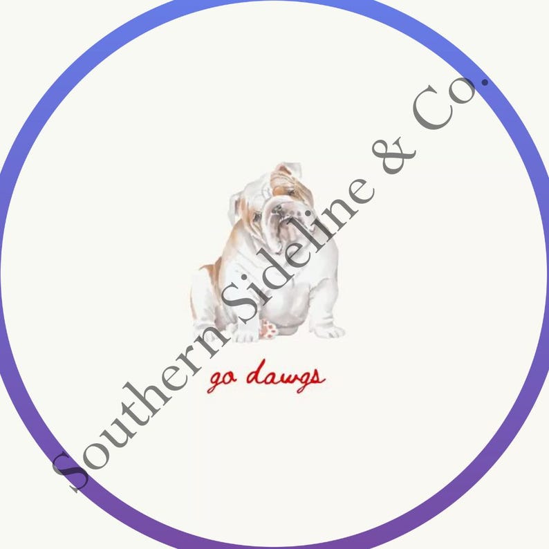 K&ouml;nnte beinhalten: Ein rundes Design mit einer Aquarellillustration einer Bulldogge. Die Bulldogge ist wei&szlig; und hellbraun, mit den Worten "go dawgs" in roter Schrift. Das Design wird von einem lila und blauen Kreis mit dem Text "Southern Sideline & Co." in grauer, geschwungener Schrift umrahmt.
