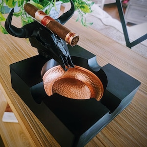 Blackhorn Foundry Edition — Bull Skull Hamrad Kopparcigarr Askfat