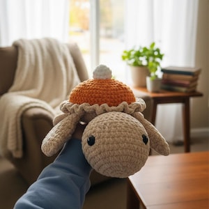 以下が含まれることがあります： 黒い持ち手と「But First, Coffee」のテキストが黒い太字で書かれた白いセラミックマグ。マグカップはぼやけた背景に置かれており、居心地の良い環境を示唆しています。