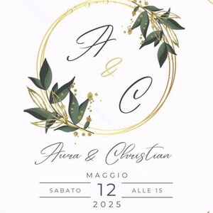 Può includere: Invito di nozze con dettagli dorati ed elementi floreali. L'invito include i nomi Aura & Christian, la data 12 maggio 2025 e l'ora 15:00. Il testo è in italiano.