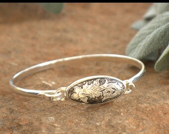 Pulseira em prata de lei, feita à mão e gravada.