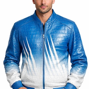 Op de afbeelding: Een blauw-witte leren jas met een krokodillenleertextuur. De jas heeft een ritssluiting en een geribbelde kraag en manchetten. Witte accentlijnen staan op de voorkant van de jas.