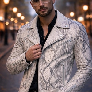 Äkta handgjord bikerjacka med pytontryck – ett djärvt statement-plagg.