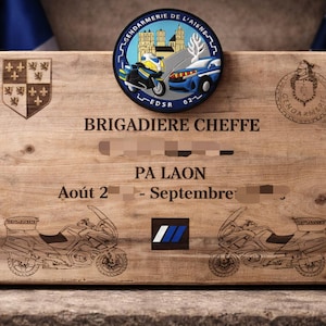 Peut inclure: Plaque en bois avec des illustrations de motos gravées et du texte. La plaque porte les mots "BRIGADIERE CHEFFE" et "PA LAON, Août 2 - Septembre". Un écusson avec une moto et une voiture de police est en haut. Drapeaux français en arrière-plan.