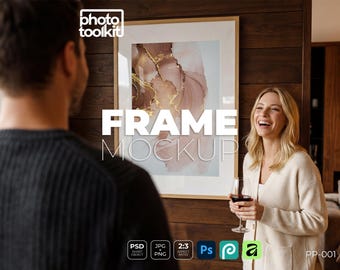 Mockup di cornice per stile di vita / Cornice per foto da parete con pannello in legno PSD / Donna che guarda una scena artistica / Mockup di oggetto intelligente / Download immediato