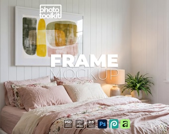 Mockup di cornice per camera da letto in stile cottage / PSD con cornice per foto in legno bianco / Scena con biancheria da letto floreale rosa / Mockup di oggetto intelligente / Download immediato