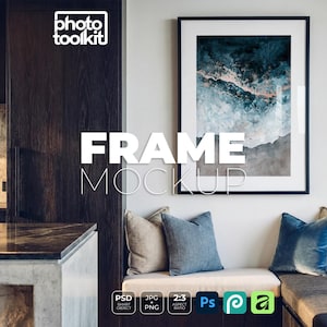 Peut inclure: Un cadre photo rectangulaire noir accroché sur un mur blanc au-dessus d'un banc avec quatre coussins. Le cadre contient une impression abstraite aux tons bleus, blancs et dorés. Le texte "photo toolkit" apparaît en haut, avec "FRAME MOCKUP" au centre.