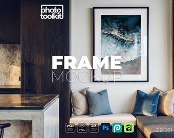 Mockup di cornice per angolo cucina di lusso / Cornice per foto in legno scuro PSD / Scena costiera moderna / Mockup di oggetto intelligente / Download immediato