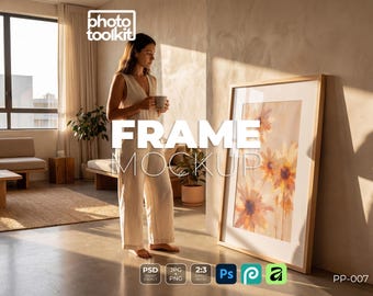 Mockup di cornice per stile di vita / Cornice per foto appoggiata al pavimento PSD / Scena di caffè mattutino con donna / Mockup di oggetto intelligente / Download immediato