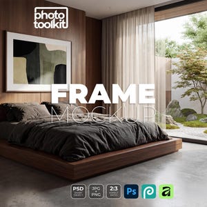 Może przedstawiać: Nowoczesne wnętrze sypialni z niskim drewnianym łóżkiem i ciemnoszarą pościelą. Oprawione dzieło sztuki wisi nad łóżkiem. Obraz zawiera tekst "FRAME MOCKUP". Pokój ma duże okno z zasłonami i widok na ogród.