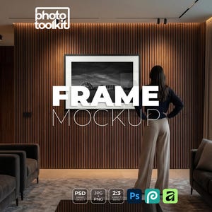 Puede incluir: Un marco de fotos rectangular negro montado en una pared de listones de madera verticales. El marco muestra una fotografía de paisaje en blanco y negro. El texto "PHOTO TOOLKIT" aparece arriba, con "FRAME MOCKUP" en letras blancas grandes en el centro.