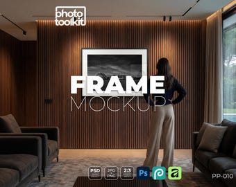 Mockup PSD di cornice / Cornice nera su parete a doghe di legno / Soggiorno di lusso / Interni moderni / Mockup per esposizione artistica