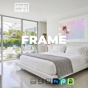 Puede incluir: Un dormitorio moderno y luminoso con una cama blanca, una manta gris y una obra de arte enmarcada con palmeras. La imagen incluye el texto "FRAME MOCKUP" e iconos de software.