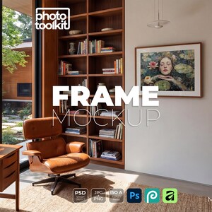 Peut inclure: Une maquette de cadre numérique présentant un cadre en bois rectangulaire accroché sur un mur blanc. Le cadre affiche une œuvre d'art représentant une personne entourée de nénuphars. La scène comprend un fauteuil en cuir marron et des étagères.
