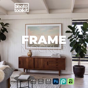 Può includere: Scena di soggiorno con mobile in legno, opera d'arte incorniciata e grande pianta in vaso. Il testo "FRAME MOCKUP" è visibile. La stanza ha una palette di colori neutri e luce naturale. Il mobile è lungo circa 150 cm.