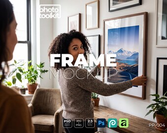 Mockup di cornice per stile di vita / PSD di cornice per foto da parete per galleria / Donna che organizza una scena artistica / Mockup di oggetto intelligente / Download immediato