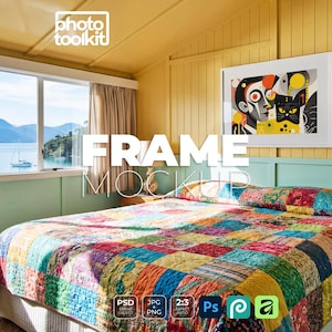 Könnte beinhalten: Ein Schlafzimmer mit einem Bett mit einer bunten Patchwork-Decke. Ein gerahmtes Kunstwerk hängt an der gelben Wand. Das Zimmer hat ein Fenster mit Blick auf eine Bucht und ein Segelboot. Der Text "FRAME MOCKUP" ist überlagert.