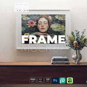 Könnte beinhalten: Rahmen-Mockup mit dem Text "FRAME MOCKUP". Das Kunstwerk zeigt das Gesicht einer Frau inmitten von Seerosen. Eine Vase mit Blumen und Büchern steht auf einem dunklen Holzschrank.