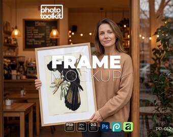 Mockup di cornice PSD / Donna che tiene in mano una cornice per ritratti in un caffè / Cornice in legno di quercia / Ambientazione con bokeh caldo / Mockup fotografico