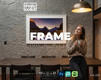 Mockup di cornice industriale / Cornice per foto da pranzo con parete in pietra PSD / Donna con scena di caffè / Mockup di oggetto intelligente / Download immediato