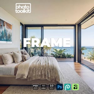 Op de afbeelding: Een slaapkamerinterieur met een groot bed, kussens en een deken. Een ingelijst kunstwerk hangt aan de muur. De kamer heeft grote ramen met uitzicht op de oceaan. De tekst "FRAME MOCKUP" wordt in het wit weergegeven. De afbeelding bevat ook het Photo Toolkit-logo en bestandsformaatpictogrammen.