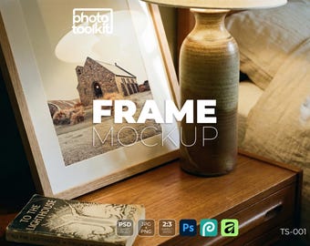 Rahmen Mockup PSD | Eichenrahmen auf Teak Nachttisch | Keramiklampe Vignette | Warmes Bernsteinlicht | Kunstdruck Mockup